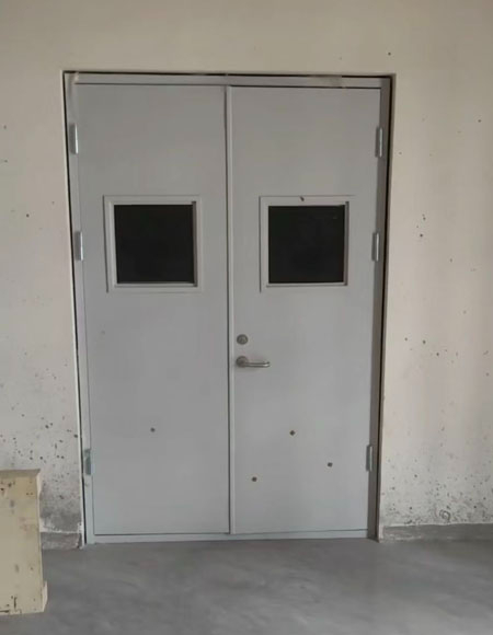 山東裕龍石化鋼制門施工現(xiàn)場(chǎng)